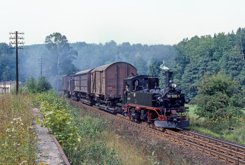 Auf dem Dreischienengleis in Niederau bei Wolkenstein führte die IV K 99 1585-1 am 5. September 1982 diesen Güterzug ins Preßnitztal, der in Niederschmiedeberg seinen Zielbahnhof erreichte.