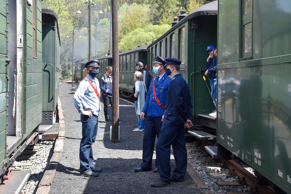 Auch das Personal der Preßnitztalbahn trägt nun einen Mund-Nasen-Schutz, wie am Himmelfahrtstag 2020, am 21. Mai, während einer Zugkreuzung in Schmalzgrube dokumentiert.
