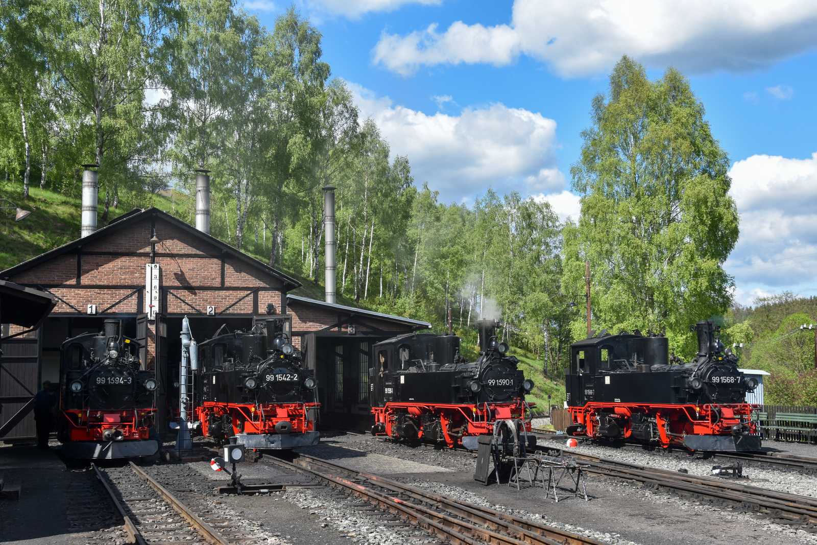 Vier betriebsfähige IV K sind seit einem Jahr in Jöhstadt beheimatet, am 29. Mai 2020 standen diese Lokomotiven fotogen vor dem Heizhaus.