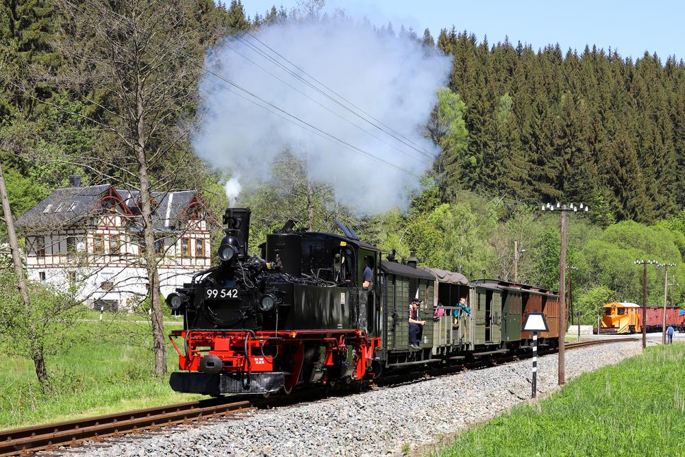 Nach dem Ausfall der I K Nr. 54 führte zu Pfingsten die IV K 99 542 am 31. Mai und 1. Juni 2020 den Zweiachserzug, der zwischen Schmalzgrube und Jöhstadt stündlich verkehrte.