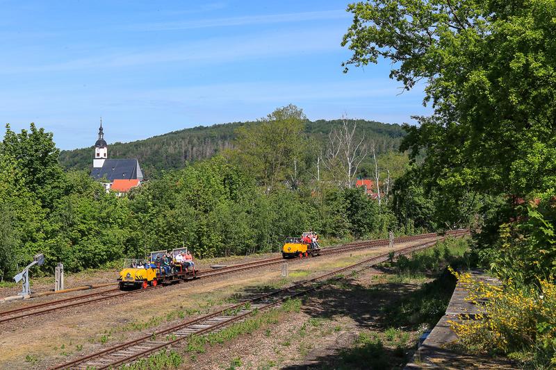 Mit durchsichtigen Zwischenwänden dürfen die Schienentrabis seit 21. Mai im Muldental zum Einsatz kommen. Die Aufnahme zeigt die Kl 2001 und Kl 7001 mit ihren Beiwagen in Wechselburg.