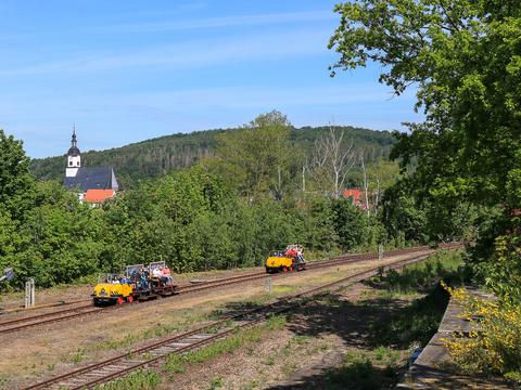 Mit durchsichtigen Zwischenwänden dürfen die Schienentrabis seit 21. Mai im Muldental zum Einsatz kommen. Die Aufnahme zeigt die Kl 2001 und Kl 7001 mit ihren Beiwagen in Wechselburg.