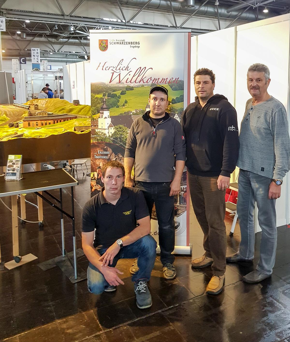 Das Modellbau-Team am 2. Oktober 2019 bei der „modell–hobby–spiel“ in Leipzig, v. l. n. r.: Ingo Doe­ring, Ralf Fleischer, Sven Hähnert und Klaus Hähnert