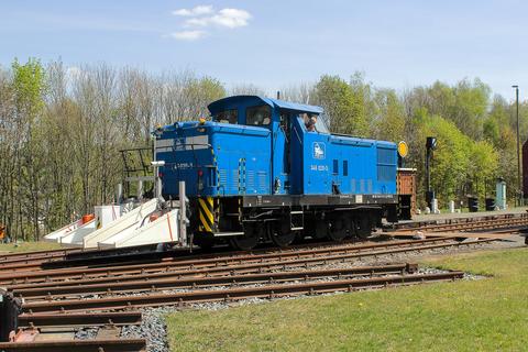 Die 346 020-3 der PRESS ist für den Versuchsbetrieb SRCC auf der BSg-Linie aktuell mit einem Geo-Radar zur Untersuchung des Gleis­bettuntergrundes unterwegs. Am 28. April 2020 kam sie zum Drehen ins VSE-Eisen­bahnmuseum Schwarzenberg, wo sie Axel Schlenkrich im Vorfeld der Drehscheibe fotografierte.