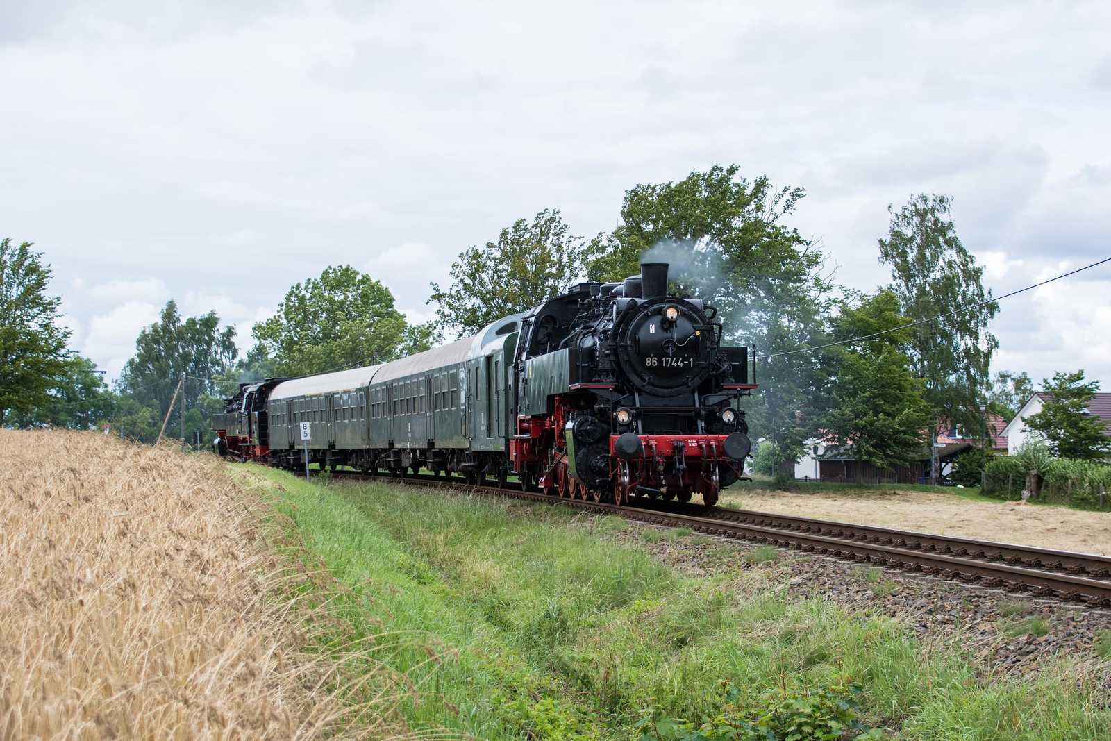 Beim „Historischen Fahrzeugeinsatz“ der PRESS verkehrten im Juli vier Tage lang die Lokomotiven 86 1333-3 und 86 1744-1 mit drei Reisezugwagen zwischen Bergen auf Rügen und Lauterbach Mole. Diese Fahrten waren ohne Zuschlag als reguläre SPNV-Leistungen von den Einheimischen und Urlaubern nutzbar.