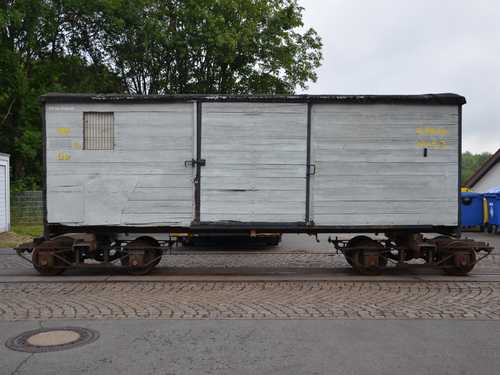 Eine neue Bauart sächsischer Schmalspurwagen? Mitnichten – der Wilsdruffer Gw 1701K befindet sich lediglich zum Verschub innerhalb der RVE-Werkstatt Marienberg auf zwei sächsischen Fachwerkdrehgestellen.