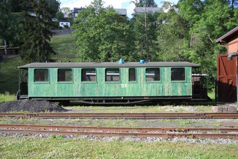 In Rittersgrün haben Restaurierungsarbeiten am 1908 gebauten Sitzwagens 970-328 (ex Kirchberg) begonnen. Dazu wurde die bisherige Decklackierung vorsichtig entfernt.