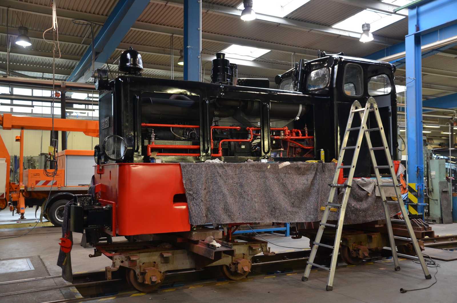 In der RVE-Werkstatt in Marienberg nähert sich die Hauptuntersuchung der Diesellok 199 051 der Museumsbahn Schönheide ihrem Abschluss. Am 16. Juli 2020 zeigte sie sich noch auf Hilfsdrehgestellen.