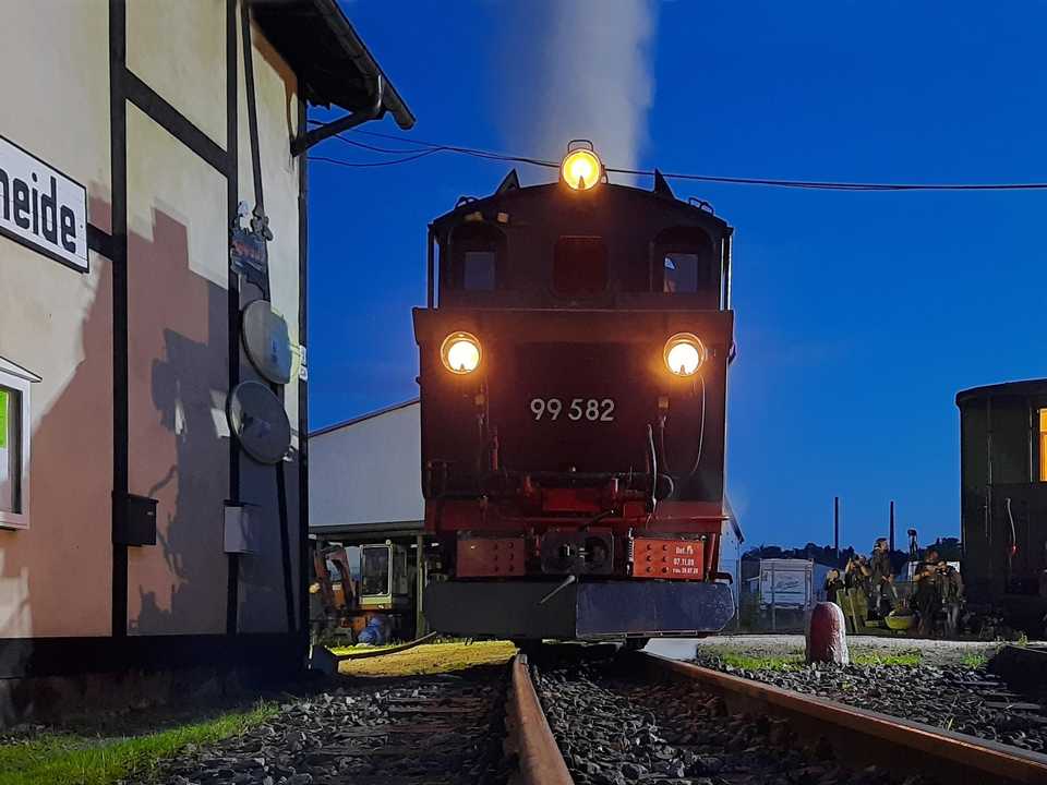 In der Sommernacht vom 18. zum 19. Juli 2020 stand die Lok 99 582 der Museumsbahn Schönheide bis auf Weiteres zum letzten Mal unter Dampf. Michael Kapplick lichtete sie gegen 22 Uhr neben dem heimatlichen Heizhaus beim Wasserfassen ab. Danach rangierte die IV K zur nächsten Fahrt an den Zug.