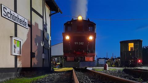 In der Sommernacht vom 18. zum 19. Juli 2020 stand die Lok 99 582 der Museumsbahn Schönheide bis auf Weiteres zum letzten Mal unter Dampf. Michael Kapplick lichtete sie gegen 22 Uhr neben dem heimatlichen Heizhaus beim Wasserfassen ab. Danach rangierte die IV K zur nächsten Fahrt an den Zug.