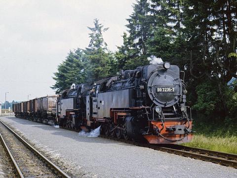 Der Güterverkehr auf den Schmalspurbahnen im Harz war in den 1980er Jahren unverzichtbarer Bestandteil zur Versorgung der Region. Udo Riccius lichtete im Juni 1985 diesen mit Vorspann gefahrenen Zug in Stiege ab.