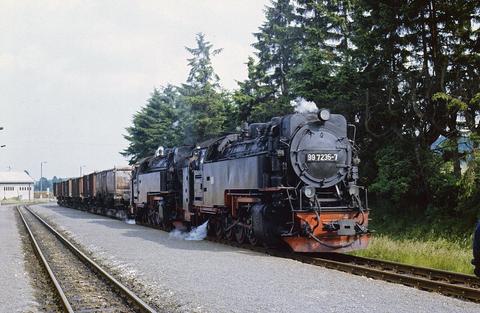 Der Güterverkehr auf den Schmalspurbahnen im Harz war in den 1980er Jahren unverzichtbarer Bestandteil zur Versorgung der Region. Udo Riccius lichtete im Juni 1985 diesen mit Vorspann gefahrenen Zug in Stiege ab.