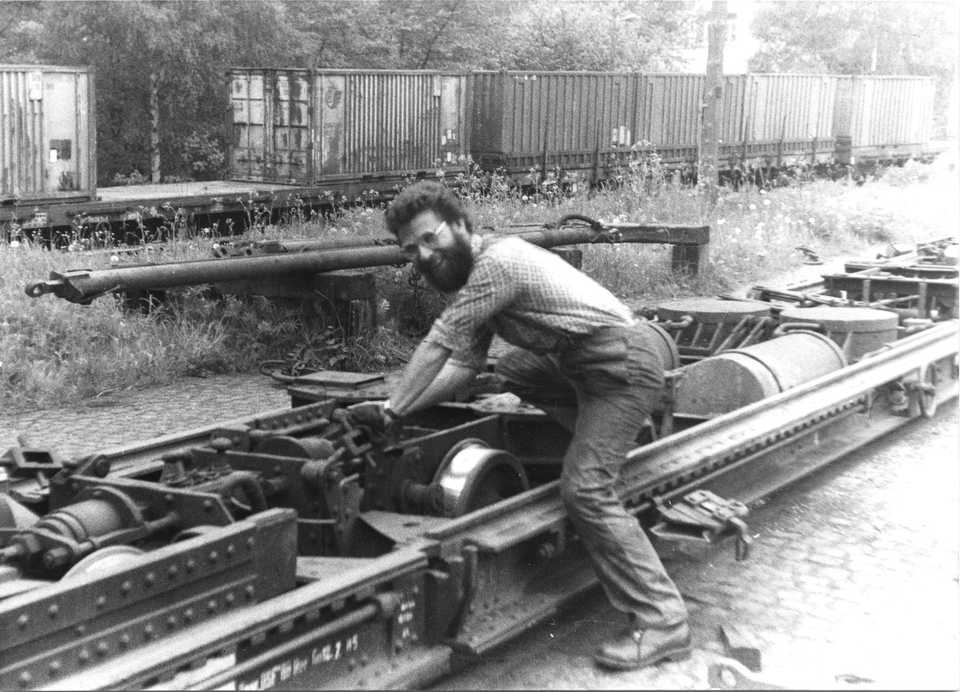 Autor und „Held“ dieses Beitrages, Lutz Gräf, als Wagenschlosser Mite der 1980er Jahre in Wolkenstein bei der Arbeit an einem Rollfahrzeug