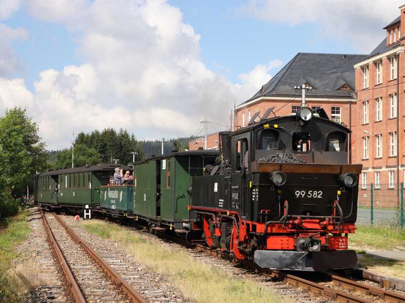 Kurz vor Ablauf der Einsatzfristen von 99 582 hielt Uwe Möckel diese IV K mit einem Zug der Museumsbahn Schönheide am 18. Juli 2020 bei der Einfahrt in den Bahnhof Stützengrün Bürstenfabrik im Bild fest.