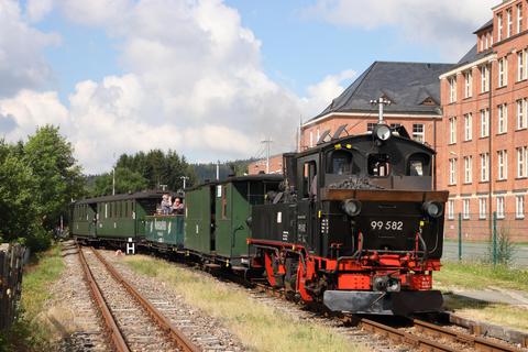 Kurz vor Ablauf der Einsatzfristen von 99 582 hielt Uwe Möckel diese IV K mit einem Zug der Museumsbahn Schönheide am 18. Juli 2020 bei der Einfahrt in den Bahnhof Stützengrün Bürstenfabrik im Bild fest.