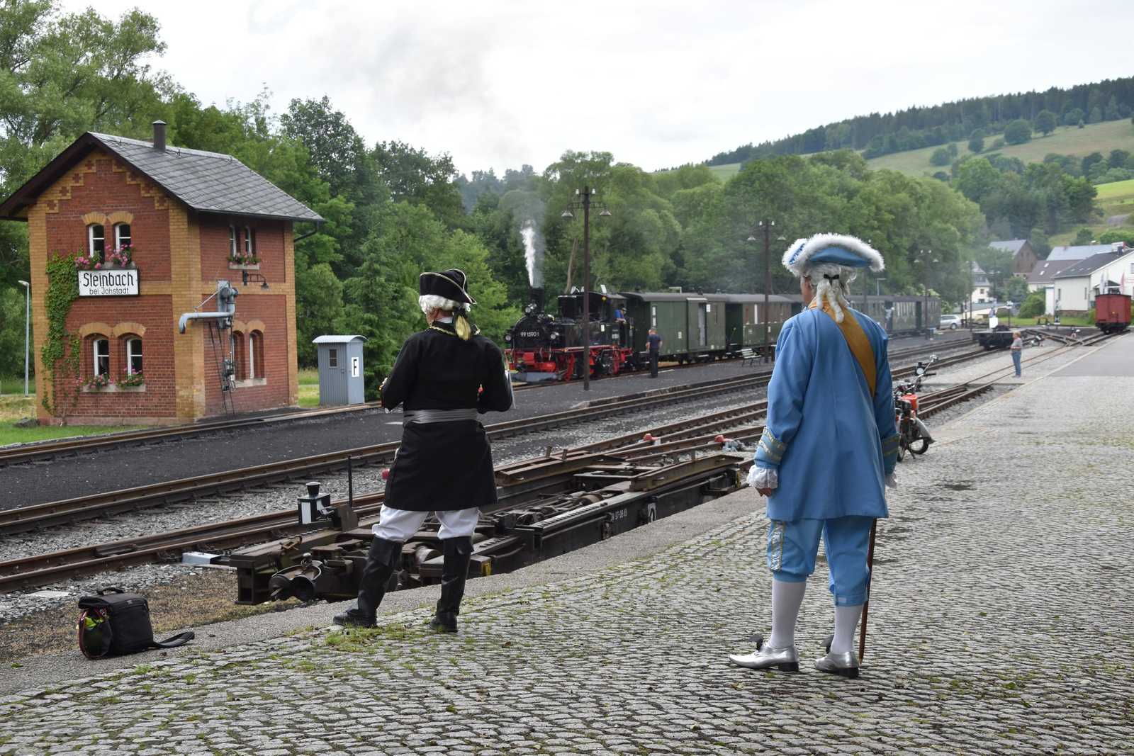 Am 28. Juni reisten diese beiden Uniformträger aus Nord­deutsch­land mit der Preß­nitz­talbahn mit. Anschließend fotografierten die beiden „zeitreisenden Touristen“ in Steinbach die Ausfahrt des Zuges.