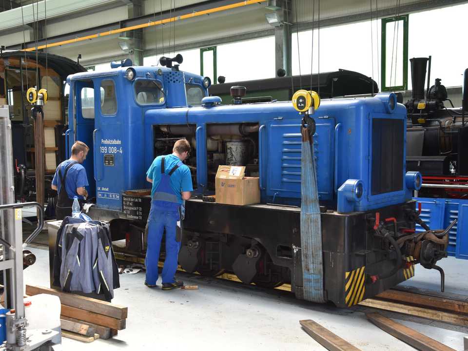 Während das Getriebe der 199 008-4 derzeit in Nossen aufgearbeitet wird, steht die V10C in der Ausstellungs- und Fahr­zeughalle in Jöhstadt.