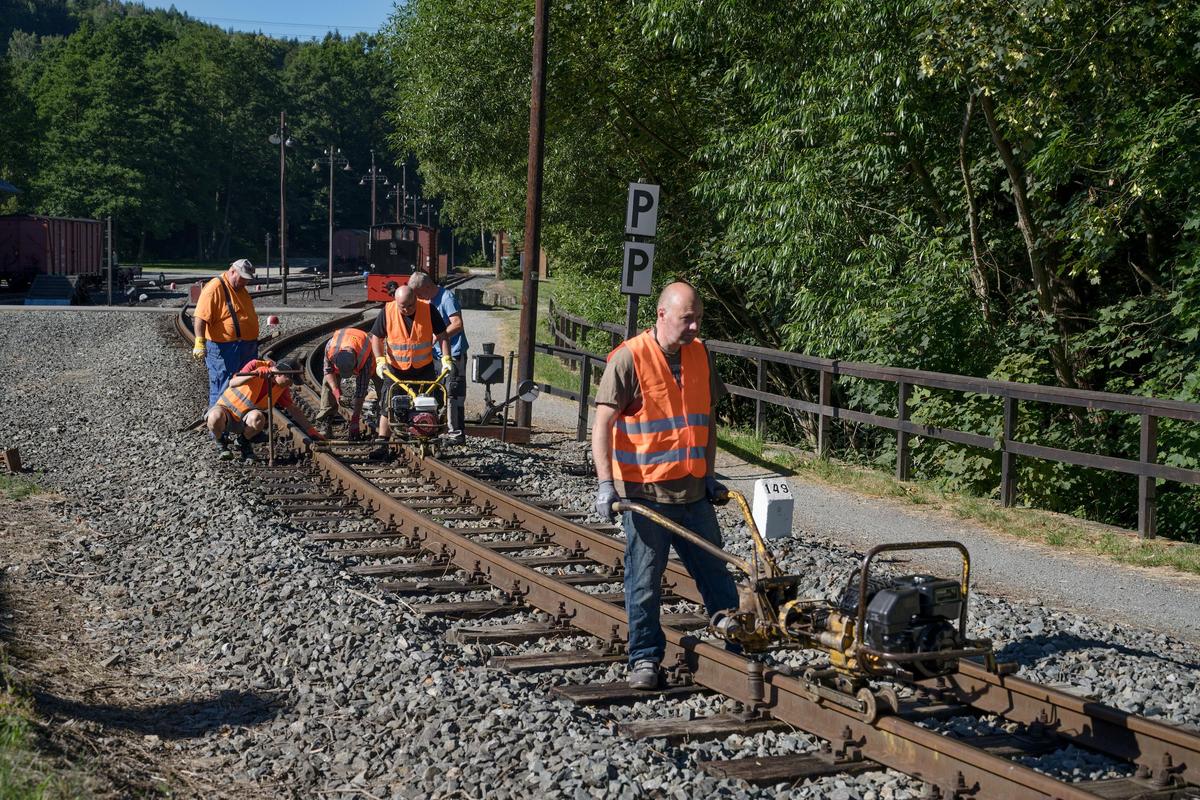 Beim Arbeitseinsatz am 1. August 2020 führten die Vereinsmitglieder bei starker Hitze Gleisbauarbeiten am Bogen in der Ausfahrt des Bahnhofes Steinbach in Richtung Wolkenstein aus.