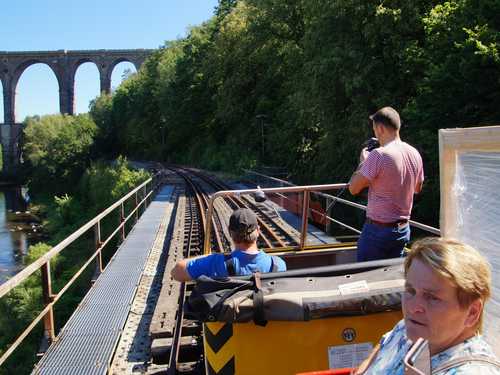 Zu den Höhepunkten einer Schienentrabifahrt auf der Muldentalbahn gehört das Unterqueren der Göhrener Brücke, hier am 1. August 2020 vom Beiwagen aus fotografiert. Die beiden dort angebrachten Sitzbänke sind Corona-bedingt inzwischen durch eine Trennwand voneinander abgetrennt.