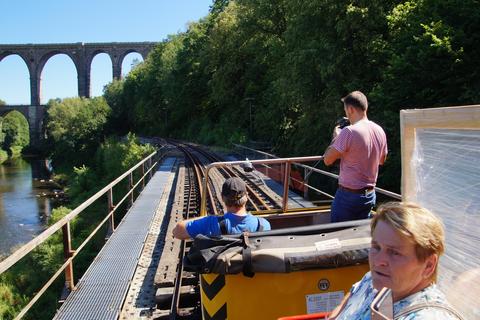 Zu den Höhepunkten einer Schienentrabifahrt auf der Muldentalbahn gehört das Unterqueren der Göhrener Brücke, hier am 1. August 2020 vom Beiwagen aus fotografiert. Die beiden dort angebrachten Sitzbänke sind Corona-bedingt inzwischen durch eine Trennwand voneinander abgetrennt.