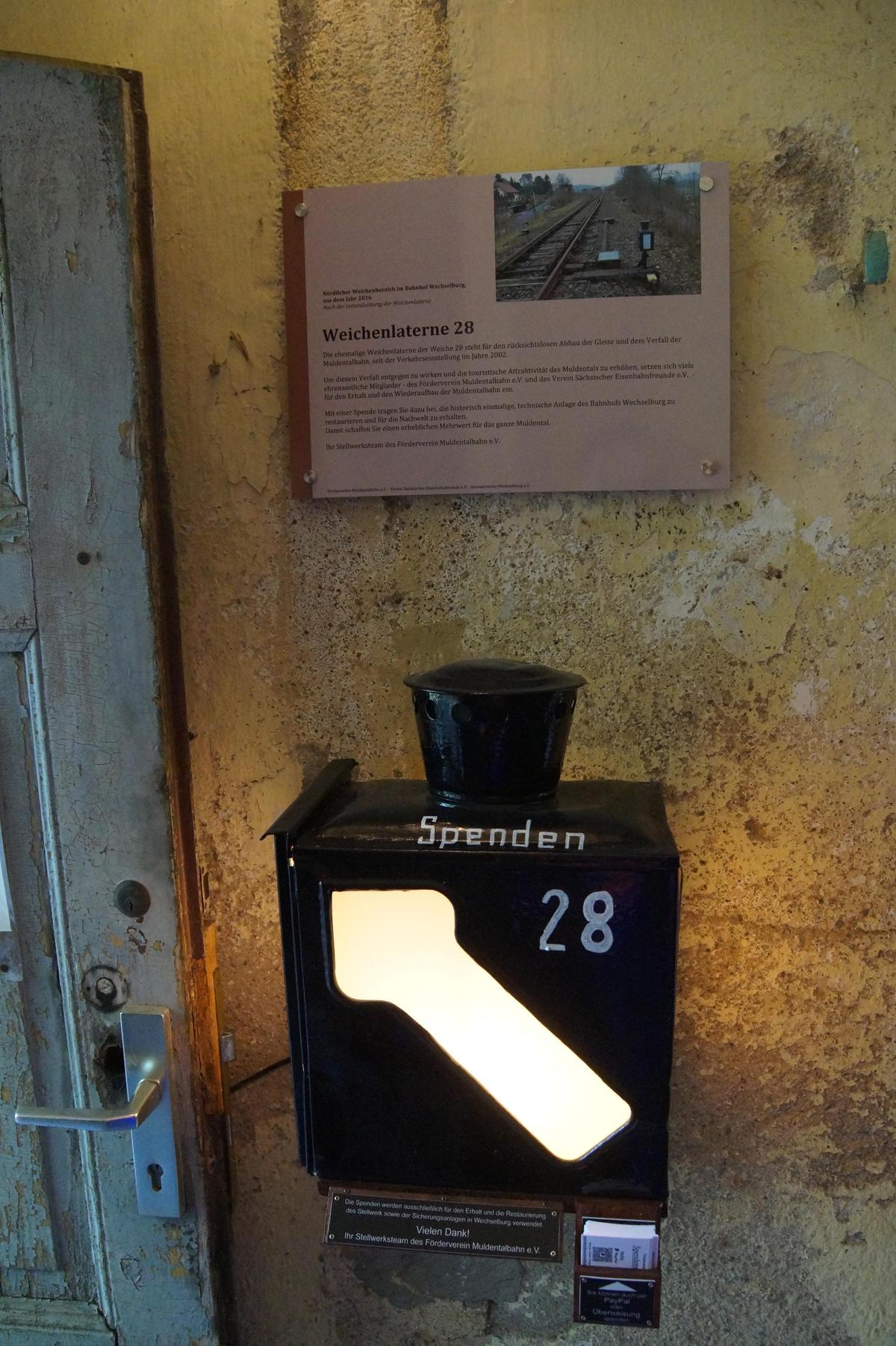 Die Laterne der Wechselburger Weiche 28 dient nun im Stellwerk dieses Bahnhofes als Spendenkasse für Zuwendungen zum Erhalt des Stellwerkes.
