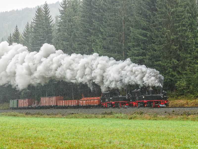 Jede Art von Wetter war zum Fotozugtag bei der Preßnitztalbahn am 25. September 2020 zu erleben – Jürgen Dehn stand im strömenden Regen, als er die bergwärts fahrenden IV K 99 542 und 99 1594-3 fotografierte.