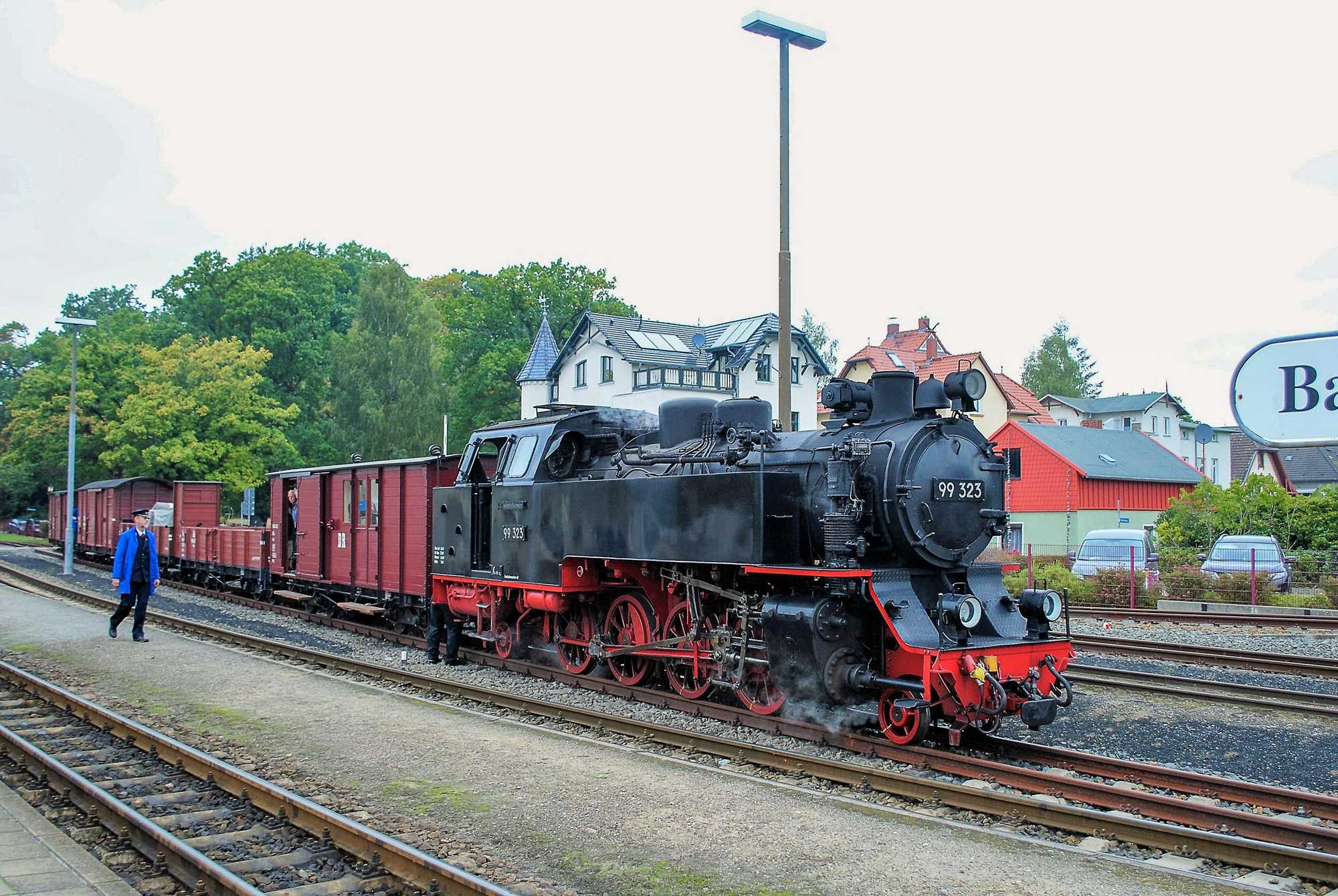 Am 3. Oktober 2020 fand beim Molli eine Fotogüterzugveranstaltung statt. Nach der Ankunft des von der Ein­heitslok 99 323 geführten Zuges in Bad Doberan entstand diese Aufnahme.