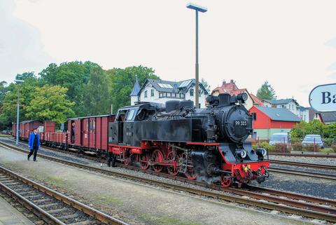 Am 3. Oktober 2020 fand beim Molli eine Fotogüterzugveranstaltung statt. Nach der Ankunft des von der Ein­heitslok 99 323 geführten Zuges in Bad Doberan entstand diese Aufnahme.