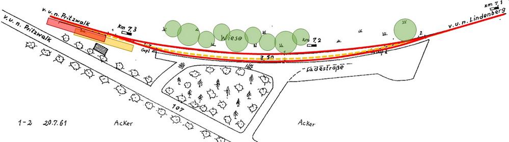In Klenzenhof soll bis Ende 2021 der Ursprungszustand der Gleisanlagen wiederhergestellt werden. Die bis­herigen Anlagen der Museumsbahn sind gelb dargestellt, der geplante neue Gleisachsenverlauf rot. (Zeichnung: EVDR Schwerin 1957, Montage: PKML e. V.)
