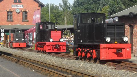 Am 5./6. September präsentierte der Interessenverband der Zittauer Schmalspurbahnen e. V. in Bertsdorf drei Dieselloks vom Typ HF130C – v. l. n. r.: T36.002 aus Friedland, Köf 6003 aus Putbus sowie Köf 6001 II.
