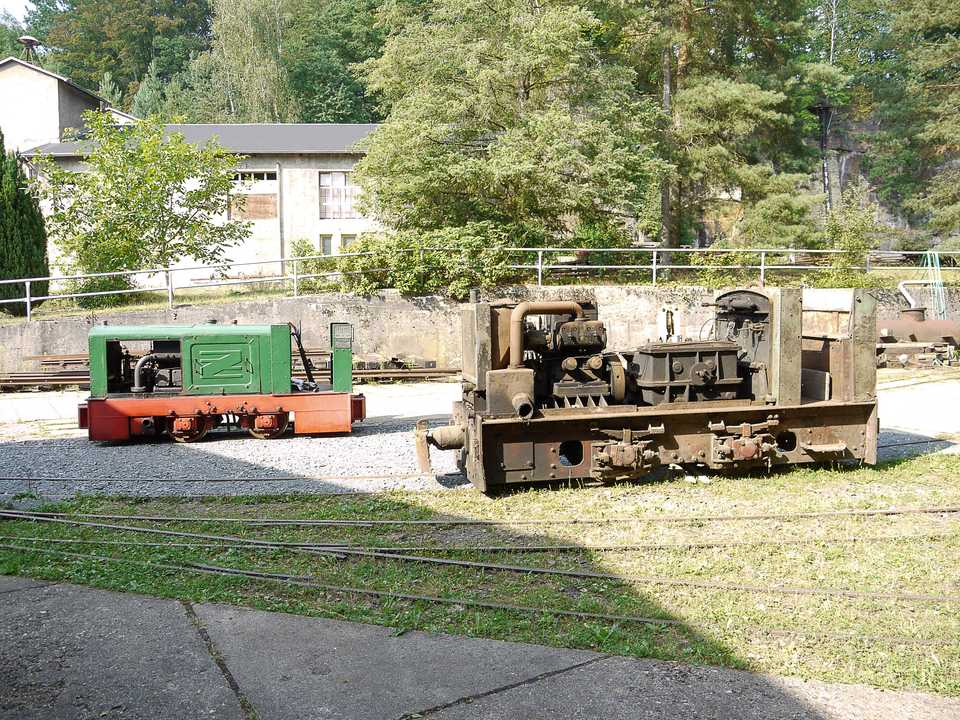 Diese zwei Dieselloks entstanden beide in der Lokomotivfabrik Arnold Jung in Jungenthal: Während die 22 PS starke ZL 105 (links) in der Herrenleite regelmäßig im Einsatz steht, hoffen die HFD-Mitglieder, auch die 44 PS starke ZL 233 bald in Betrieb nehmen zu können.
