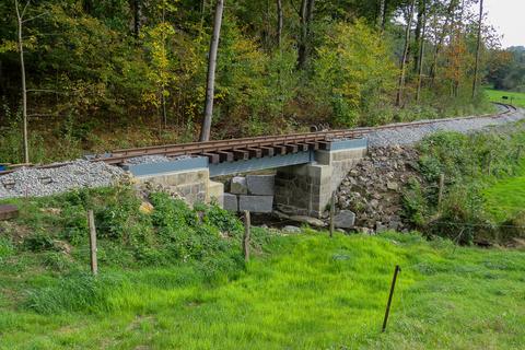 Beim Herbstfahrtag am 3. Oktober 2020 konnten sich die Besucher der Schwarzbachbahn vom Bau­fortschritt an der Brücke im km 5,5 überzeugen.