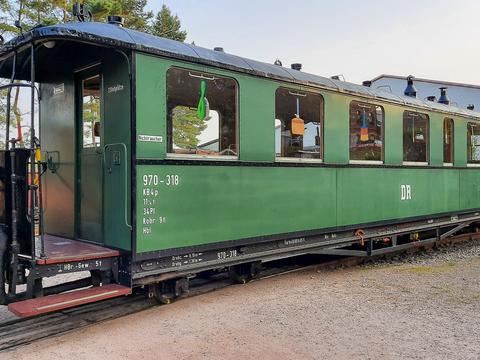 Seit Ende August ist der vierachsige Sitzwagen 970-318 wieder be­triebsfähig, hier am 12. September 2020 am Bahnsteig in Schönheide Mitte.