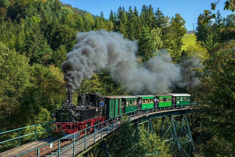 Die beiden Trestleworkbrücken gehören zu den beliebtesten Fotomotiven an der Ybbstalbahn-Bergstrecke. Paul G. Liebhart lichtete die Gastlok aus Sachsen am 12. September 2020 auf der Hühnernestbrücke bei Gaming ab.