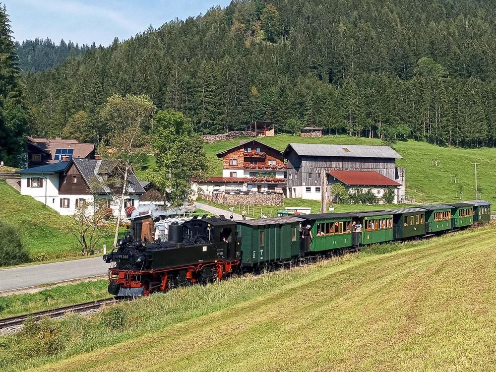 Österreichische Lokalbahnatmosphäre pur verströmt diese Aufnahme vom 13. September 2020. Die Gastlok 99 568 nähert sich dabei mit dem ÖGLB-Museumszug dem Endpunkt Lunz am See.
