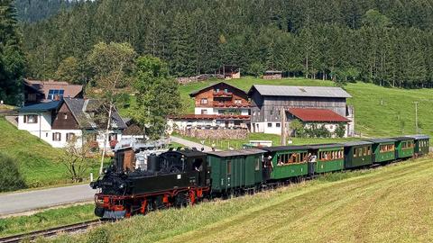 Österreichische Lokalbahnatmosphäre pur verströmt diese Aufnahme vom 13. September 2020. Die Gastlok 99 568 nähert sich dabei mit dem ÖGLB-Museumszug dem Endpunkt Lunz am See.