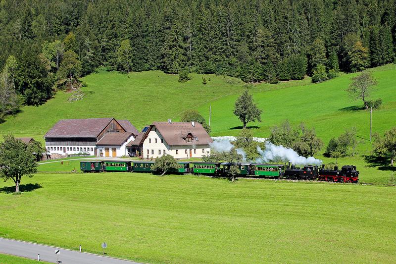 Sinnbild der Vereinspartnerschaft: Die Gastlok der IG Preßnitztalbahn e. V. leistete am 27. September 2020 der als Zuglok eingesetzten U1 der ÖGLB Vorspann, hier in der Ortslage Pfaffenschlag.