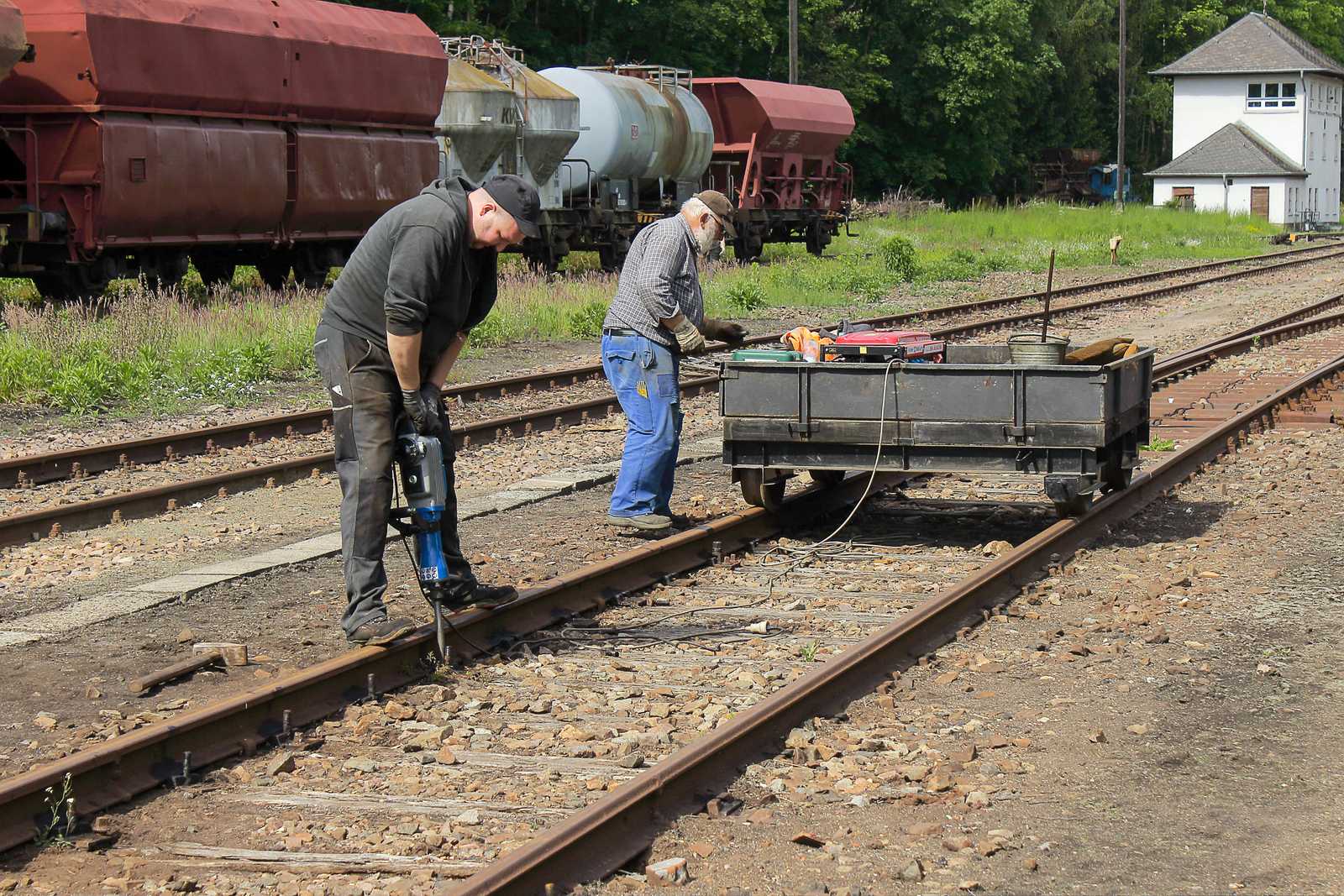 Beim Gleisbau im Eisenbahnmuseum Schwarzenberg ist Handarbeit in vielen Fällen unvermeidlich. Am 20. Mai 2020 stellten sich u. a. diese beiden Vereinsmitglieder der körperlich schweren Arbeit.