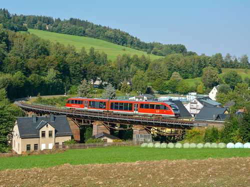 Am 16. August 2020 übernahm der Triebwagen 642 058-2 der Erzgebirgsbahn die Leistungen für die Erzgebirgische Aussichtsbahn, hier auf dem kleineren Viadukt in Markersbach.