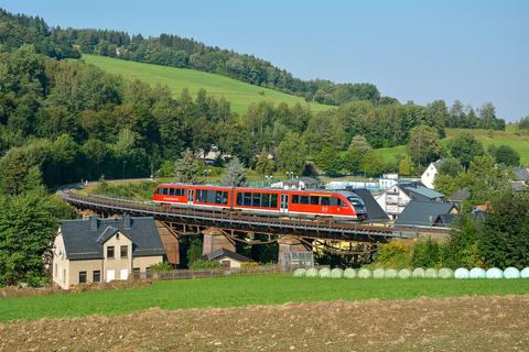 Am 16. August 2020 übernahm der Triebwagen 642 058-2 der Erzgebirgsbahn die Leistungen für die Erzgebirgische Aussichtsbahn, hier auf dem kleineren Viadukt in Markersbach.
