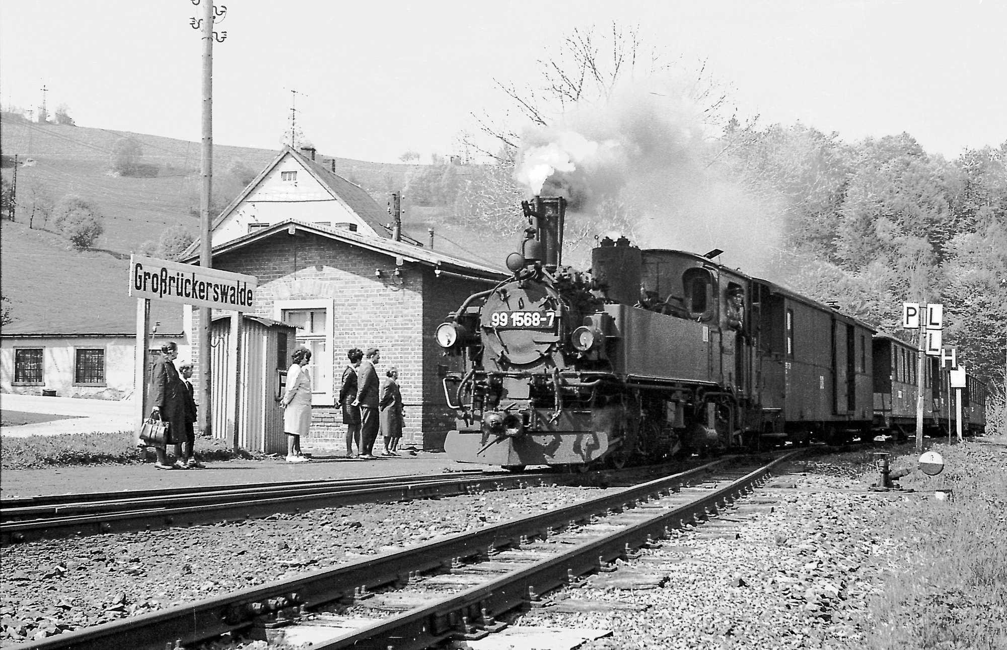 Der P 3106 aus Wolkenstein mit der Lok 99 1568-7 wird im Bahnhof Großrückerswalde von zahlreichen Reisenden erwartet. An ihrer EDV-gerechten Loknummer stört sich im Jahr 1970 nur der Fotograf.