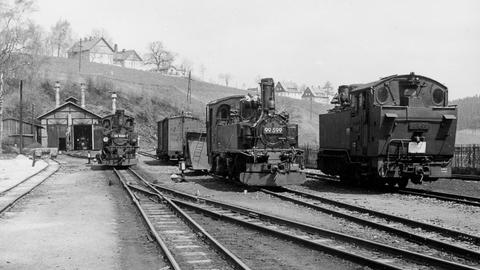 Überraschung im Mai 1970 in Jöhstadt: die abgestellte VI K 99 699 neben der 99 599. Links davon stehen die Zuglok 99 1568-7 sowie im Heizhaus die 99 582.