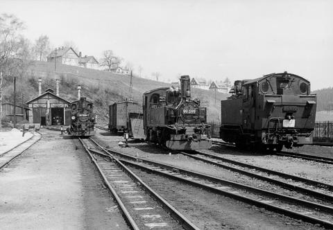 Überraschung im Mai 1970 in Jöhstadt: die abgestellte VI K 99 699 neben der 99 599. Links davon stehen die Zuglok 99 1568-7 sowie im Heizhaus die 99 582.