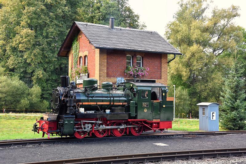 Das Standardmotiv der Preßnitztalbahn „Lok am Wasserhaus in Steinbach“ fing Thomas Poth am 16. September 2020 mit der 53   Mh ein.