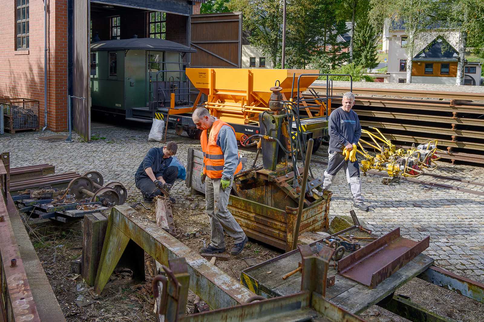Beim Arbeitseinsatz am 19. September beräumten Vereinsmitglieder u. a. den Baumaterialplatz hinter der Fahrzeughalle in Schmalzgrube.