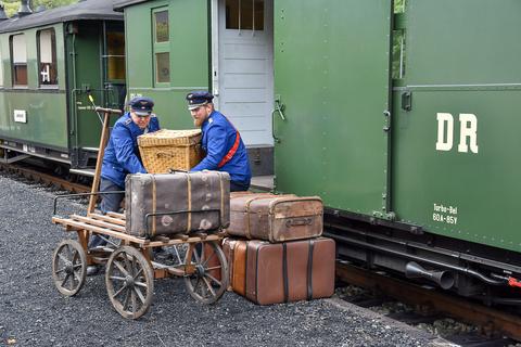 Zugführer und Rangierbegleiter mussten sich zum Fotozugtag am 25. September 2020 sichtbar mit dem historischen Ladegut anstrengen – dokumentiert von Thomas Poth in Schmalzgrube.