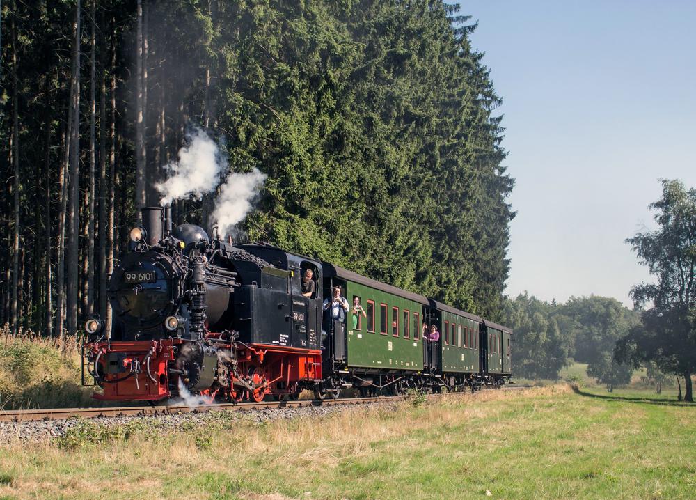 Als Ergänzung zum Beitrag in diesem Heft noch ein Bild von der 100 Jahre alten Dampflok 99 6101, die am 17. und 18. Mai für Fotofahrten eingesetzt wird, auf der Selketalbahn.