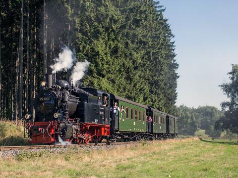 Als Ergänzung zum Beitrag in diesem Heft noch ein Bild von der 100 Jahre alten Dampflok 99 6101, die am 17. und 18. Mai für Fotofahrten eingesetzt wird, auf der Selketalbahn.