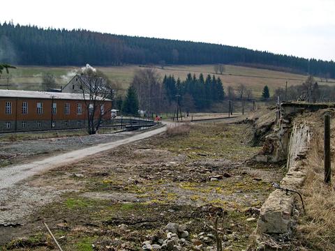 Blick auf den heutigen Standort der Ausstellungs- und Fahrzeughalle der Preßnitztalbahn – aufgenommen genau vor 10 Jahren, am 16. April 2004.