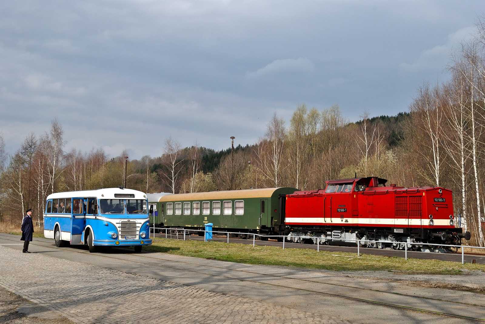 Der Vereinsausflug der IG Preßnitztalbahn e.V. führte am 22. März auf einer kleinen Erzgebirgsrundfahrt mit der V100 der PRESS 112 565-7 u.a. zum Pumpspeicherwerk nach Markersbach. In Grünstädtel hieß es umsteigen auf den historischen H6-Kraftomnibus, wo Joachim Jehmlich die Verkehrsmittel ablichtete.